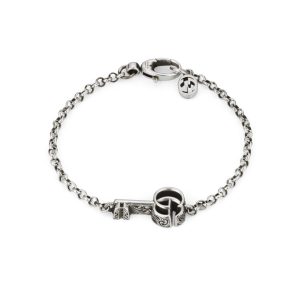 Pulsera GG Marmont de plata envejecida con detalle de llave